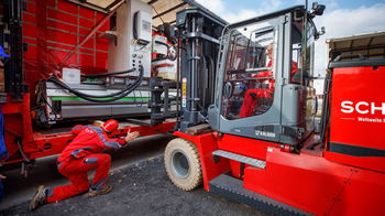 Entladung eines LKW mit Gabelstapler