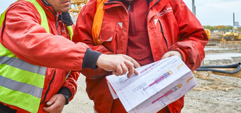 Monteure bei der Abstimmung auf der Baustelle