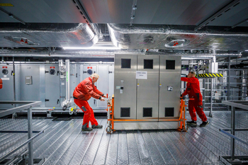 Einbringung von Schaltschränken mit spezialisiertem Equipment