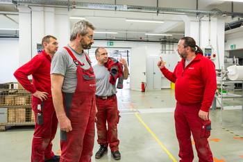 Abstimmung im Montage-Team als entscheidender Erfolgsfaktor bei Maschinenumzügen