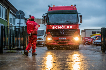 Roter SCHOLPP-LKW verlässt Betriebsgelände