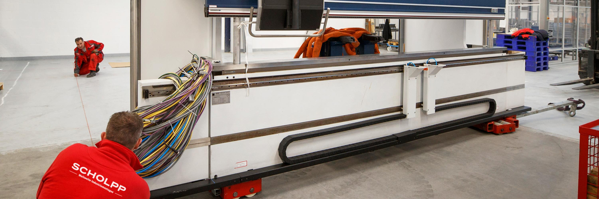 Einbringung und Positionierung einer Laserschneid-Anlage in einer Produktionshalle